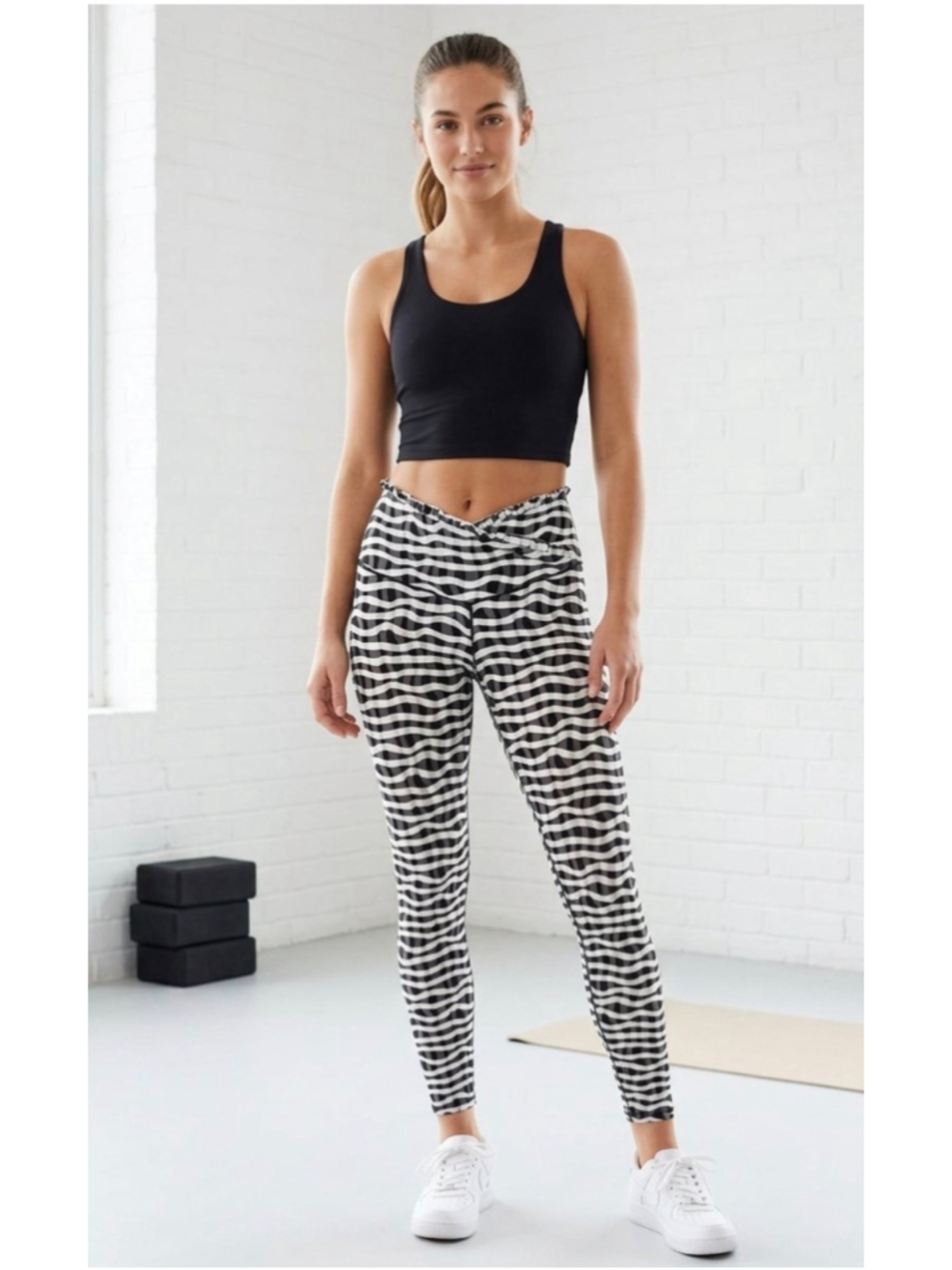 Women’s Offline Aerie Leggings size Large Tall 30’ Inseam Black White High Rise